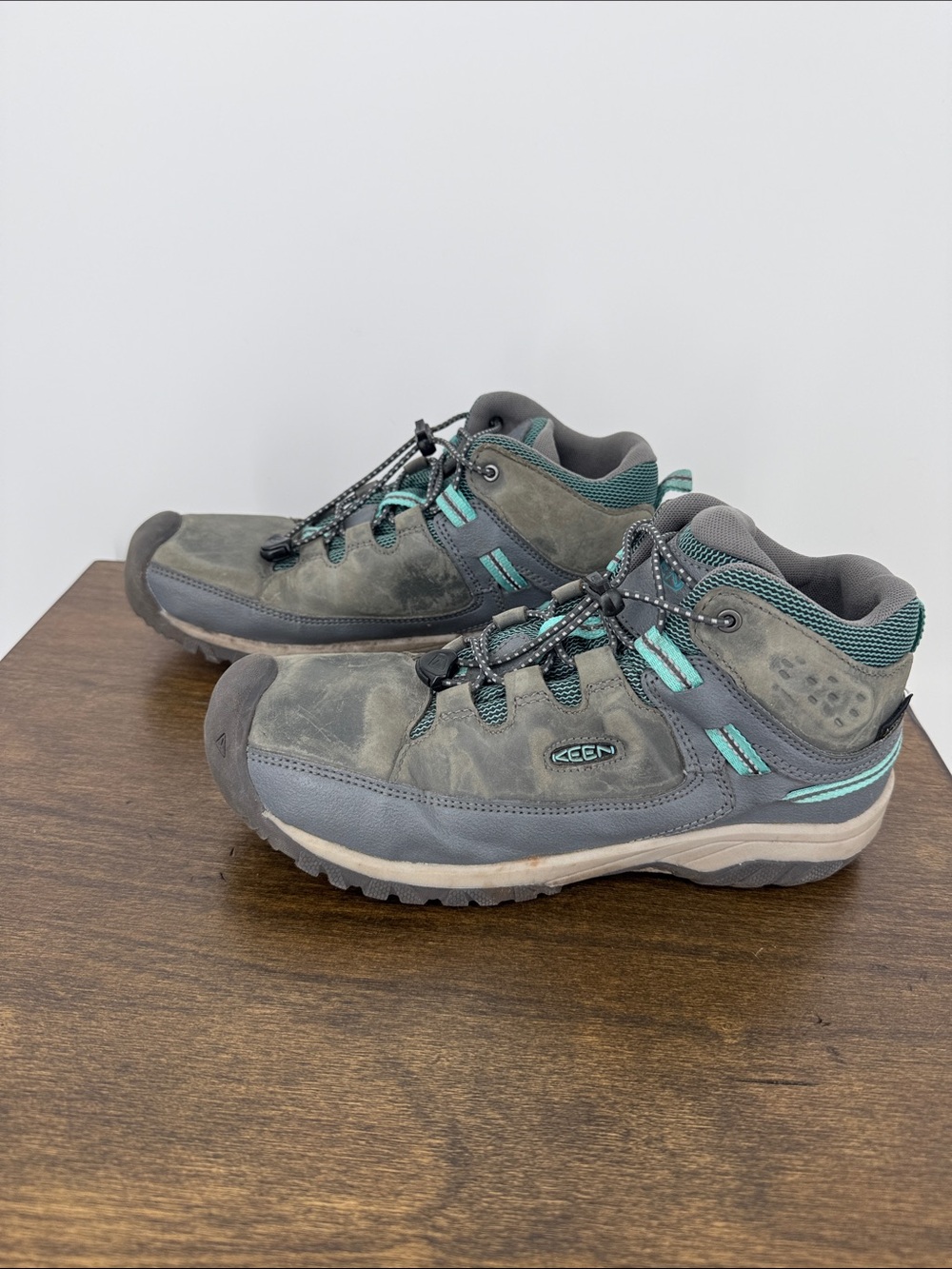 KEEN women’s mid-top waterproof hiking boots 38/ 7.5 gray/teal